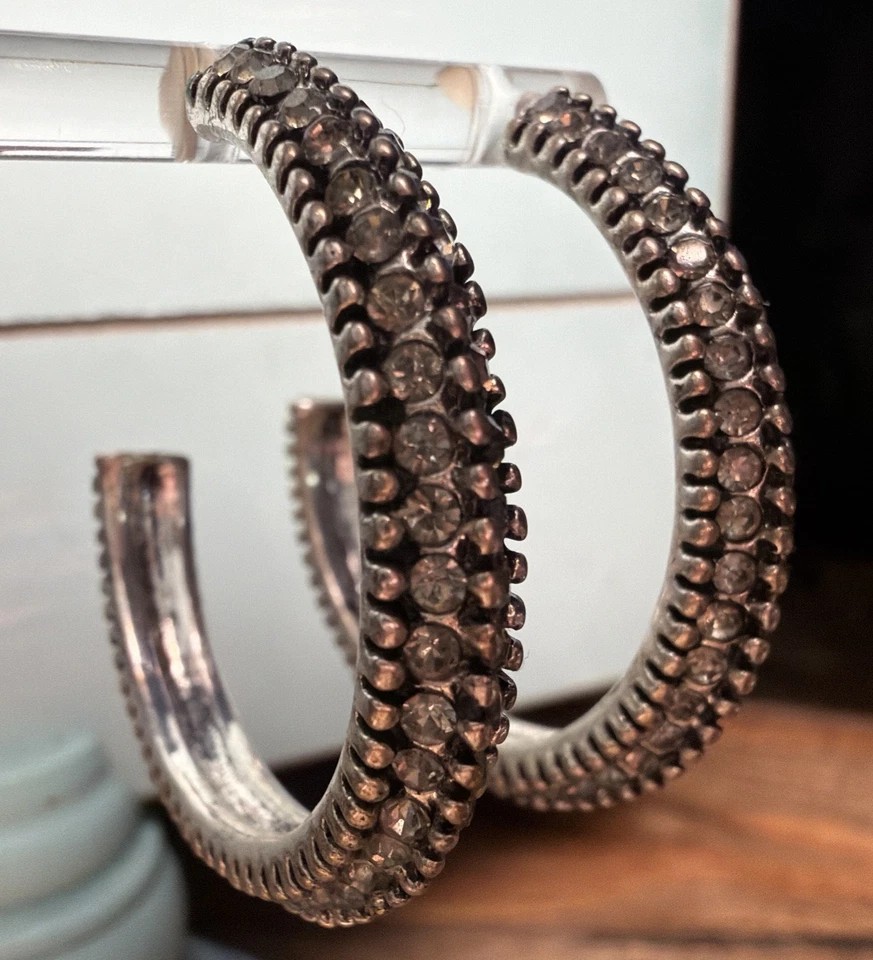 Pendientes de aro pavé de diamantes de imitación de metal antiguo tono plata Foto 3 de 4