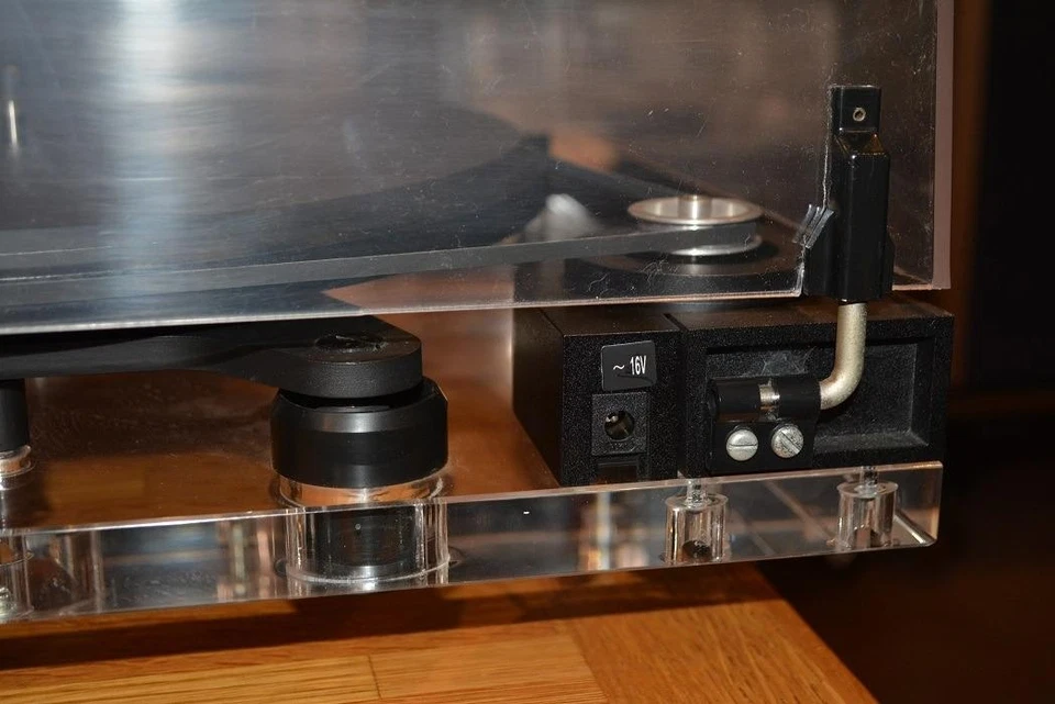 (US Duty Free) Pro‑JECT Perspective Turntable 33 rpm,60 Hz Compatible Motor - Image 3 of 4