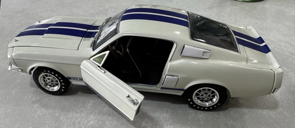 Ford Shelby Mustang GT-500, 1968 - White & Blue,  1:18 scale - Image 2 of 4