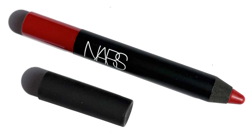 Lápiz labial mate terciopelo NARS rojo misterioso 2,4 g - Imagen 2 de 3