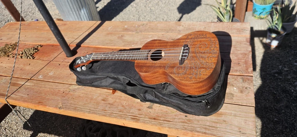 Ukelele Luna con sintonizador Foto 2 de 4