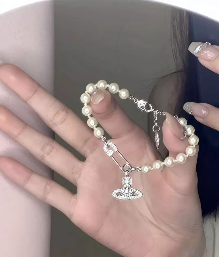 【VIVIENNE WESTWOOD】Lucrece Pearl Bracelet ブレスレット Vivienne Westwood Lucrece Pearl Bracelet | Neutrals | FARFETCH