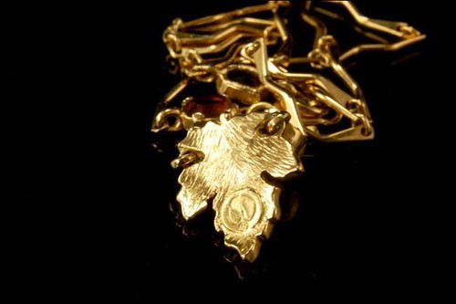 VINTAGE ST JOHN SIGNED MAPLE LEAF GARNET ART GLASS GOLD TONE NECKLACE BR - Picture 4 of 5