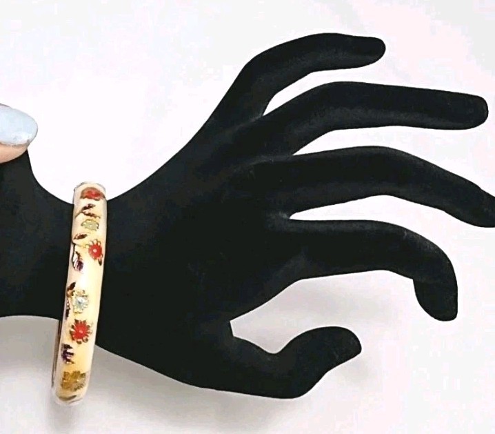 Jiu Long Xing  Enamel Cream Flowers Gold Tone Hinged Bangle Bracelet