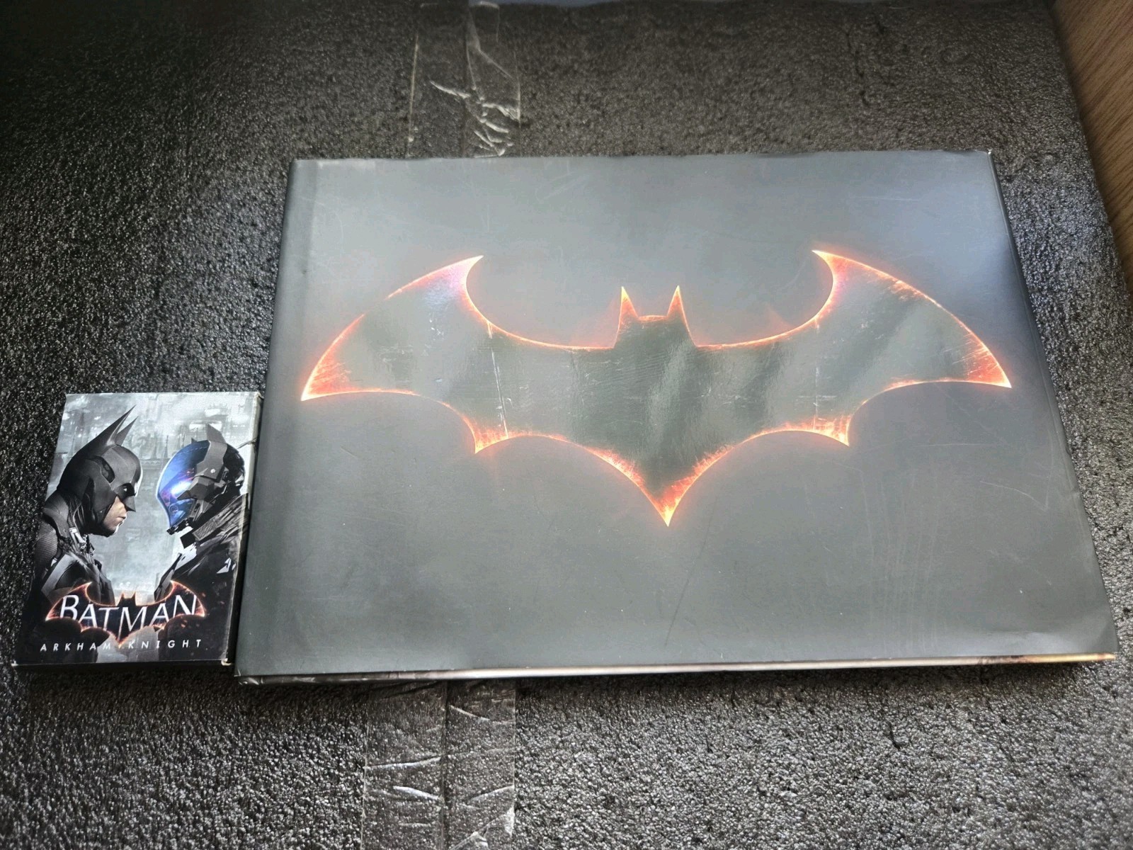 Batman Arkham Knight Collectors Edition Artbook And Bonus Playing Cards