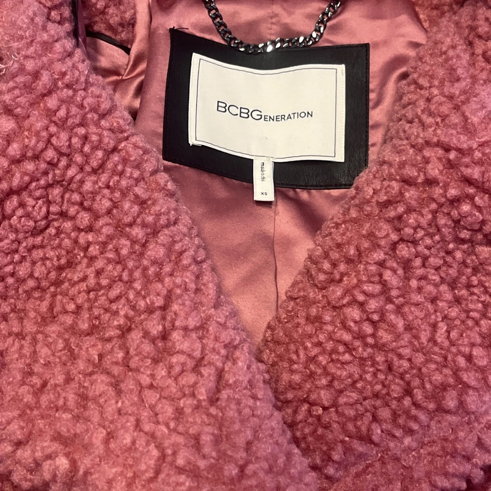 Abrigo largo de peluche BCBGeneration para mujer talla XS rosa sherpa malva Foto 3 de 4