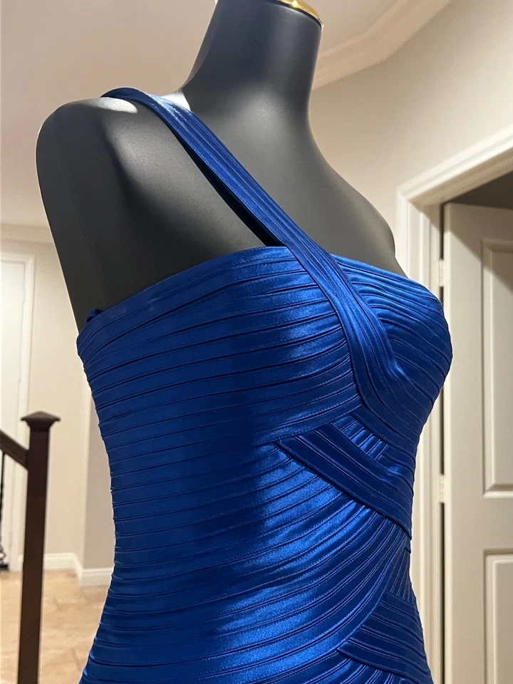 Vestido de cóctel BCBG Maxazria con vendaje en un hombro azul zafiro - talla 4 Foto 3 de 4