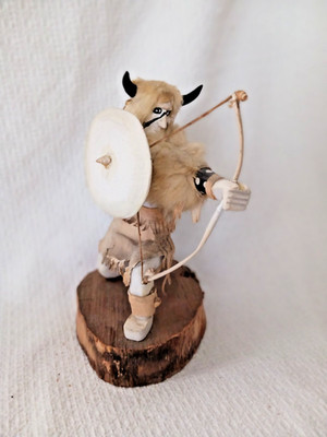 INDIANER. HOLZ GESCHNITZTE KACHINA ''BÜFFELKRIEGER'', SIGNIERT, 9'', BOGEN, SEHNE