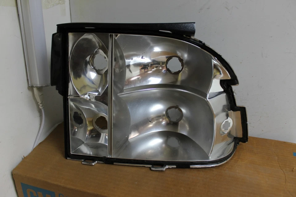 Nuevo OEM GM Luz Trasera Izquierda Carcasa 16506028 16506030 1987-8 Chevrolet Beretta (GM Foto 2 de 4