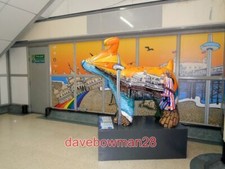 PHOTO  SNOWDOG #45 LONDON VICTORIA STATION LOCATED IN AN ALCOVE UNDER THE STAIRS