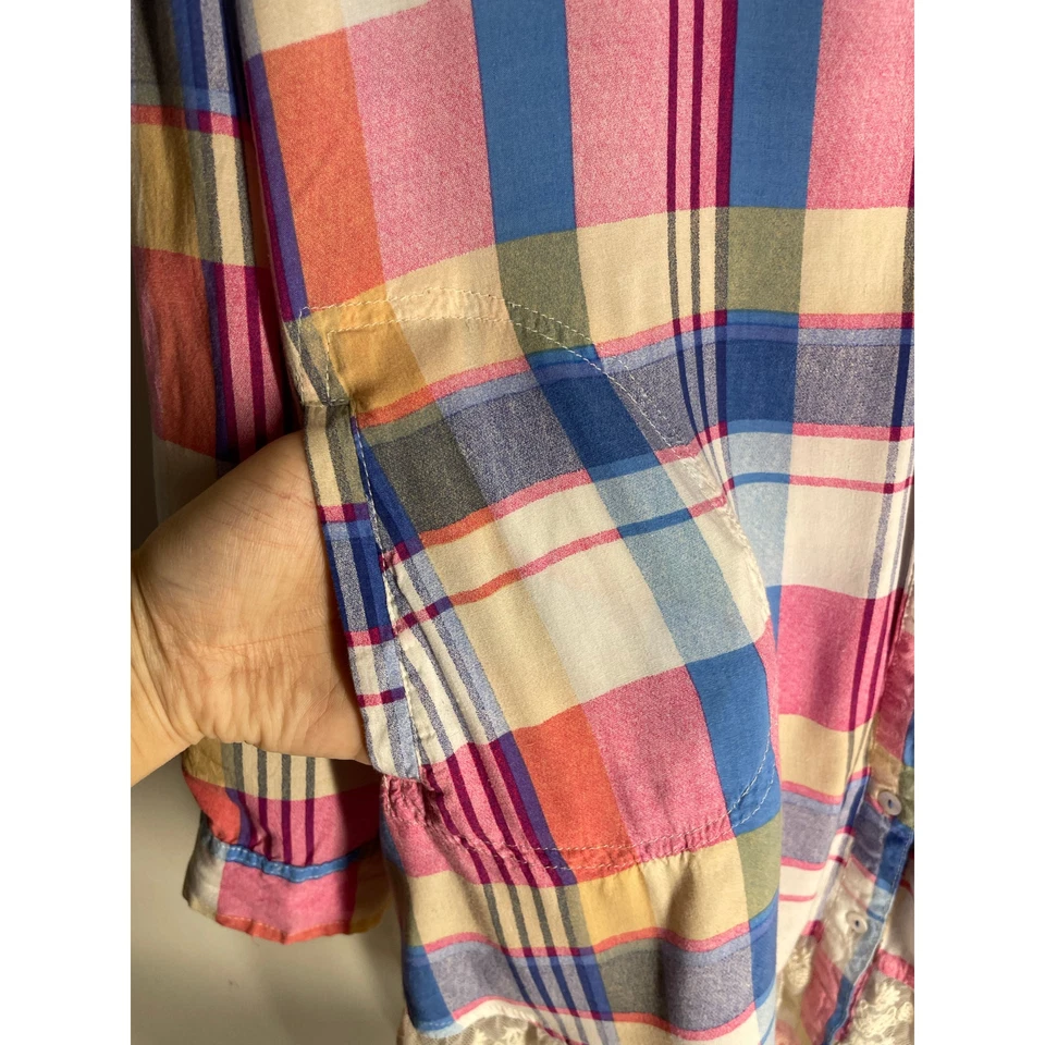 Blusa túnica Umgee clara colorida a cuadros con adornos de encaje con botones con bolsillos talla 1X Foto 3 de 4