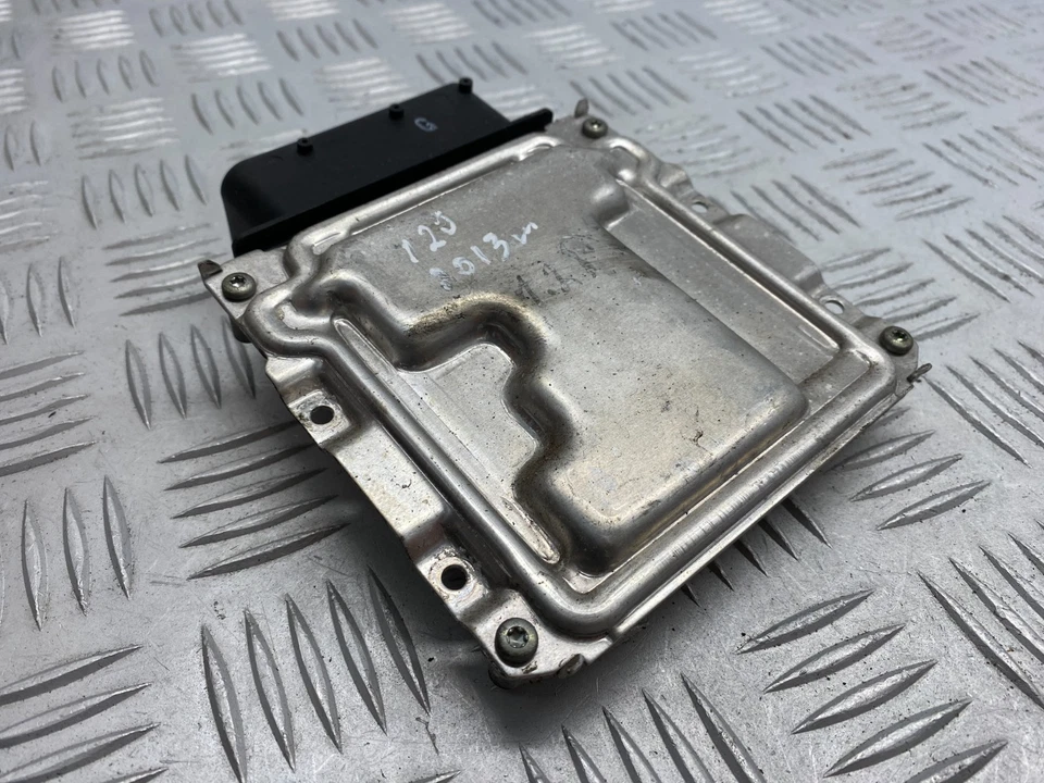 2013 HYUNDAI I20 1.2 PETROL ENGINE CONTROL UNIT ECU GENUINE 39111-03700 - Image 4 of 4