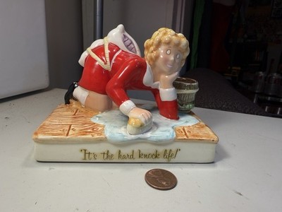 Little Orphan Annie Figurine 1982 - It s The Hard Knock Life - Applause