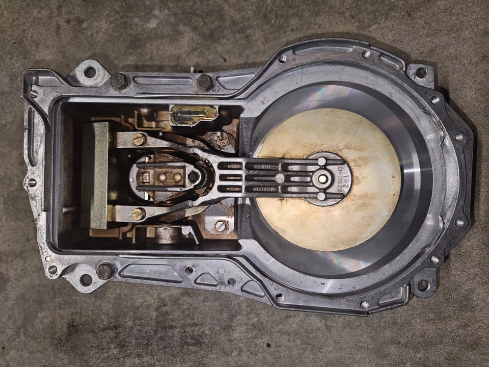 Distribuidor de combustible y placa de acelerador Mercedes Benz W126 420sel 560sel Foto 3 de 4