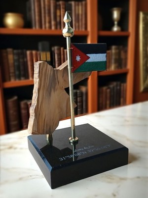 Raghadan Fahnenmast Skulptur - Olivenholz & Marmor | تمثال عمود علم رغدان