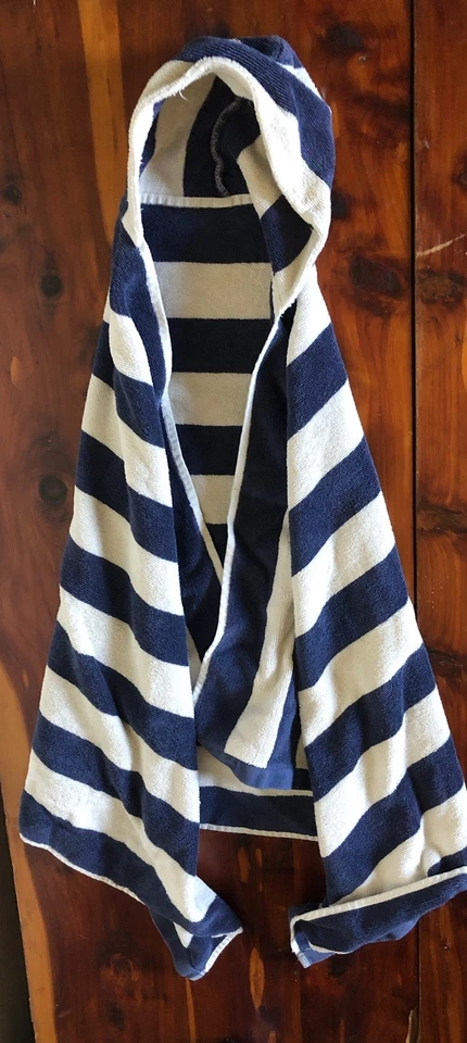 Toalla con capucha Pottery Barn para niños pequeños clásica a rayas azules y blancas 100 % algodón Foto 2 de 4