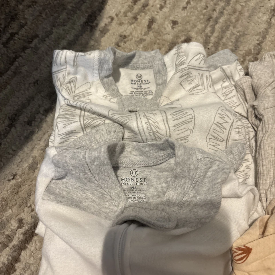 Lote de 11 pijamas bebê menina recém-nascida Carter's burtsbees ect zíper pé dorminhoco - Imagem 2 de 4