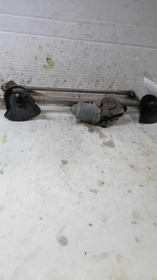 2015 Mitsubishi Outlander Wiper Motor OEM 8250B085, 99K Miles, White - Image 2 of 4