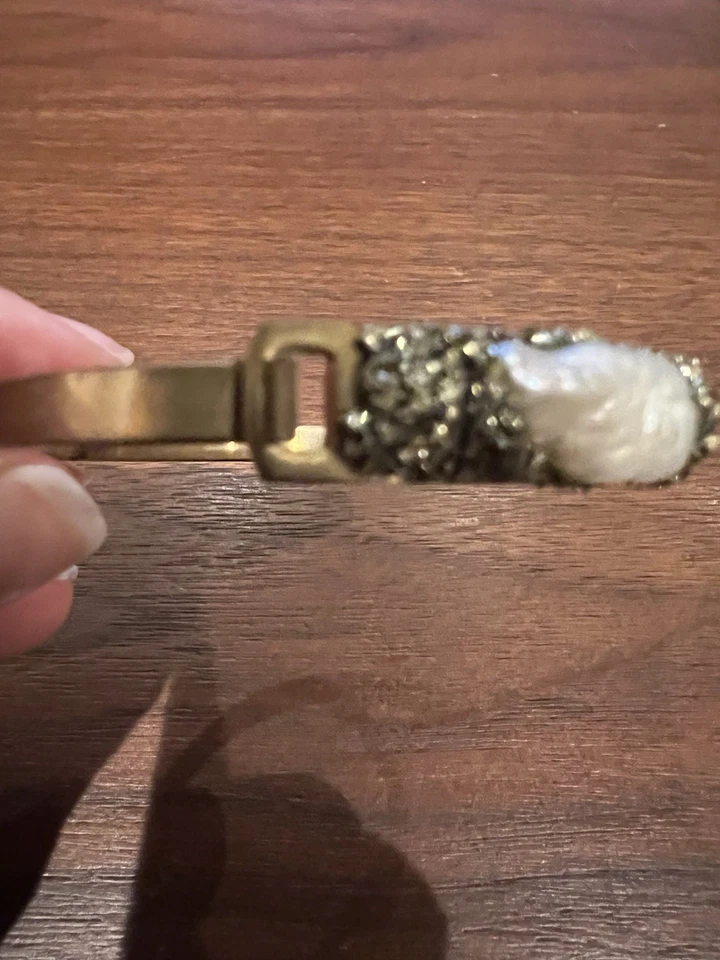 Brazalete de latón con detalles de perlas barrocas y cristal incrustado Foto 3 de 3