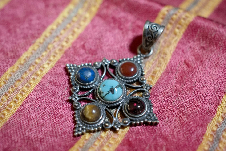 pendaglio nepalese , navratne multistone pendaglio doppio dorje - Immagine 3 di 4