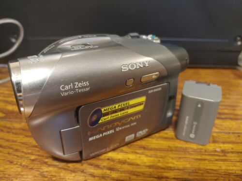 Kamera Sony DCR-DVD205 Handycam z testowaną baterią, wymaga ładowarki - Zdjęcie 1 z 2