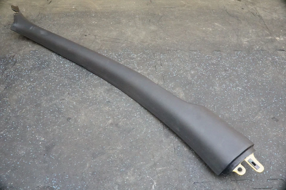 Parabrisas delantero derecho pilar A cuero negro 84542712 Ferrari FF 2011-16 Foto 2 de 4