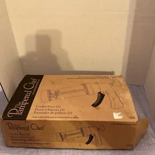 The Pampered Chef 1525 Cookie Press with 16 Discs - White IN BOX