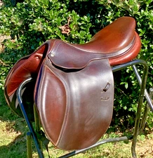 CWD SE01 18" Jump Saddle — 4L Long Forward Flap — French Close Contact