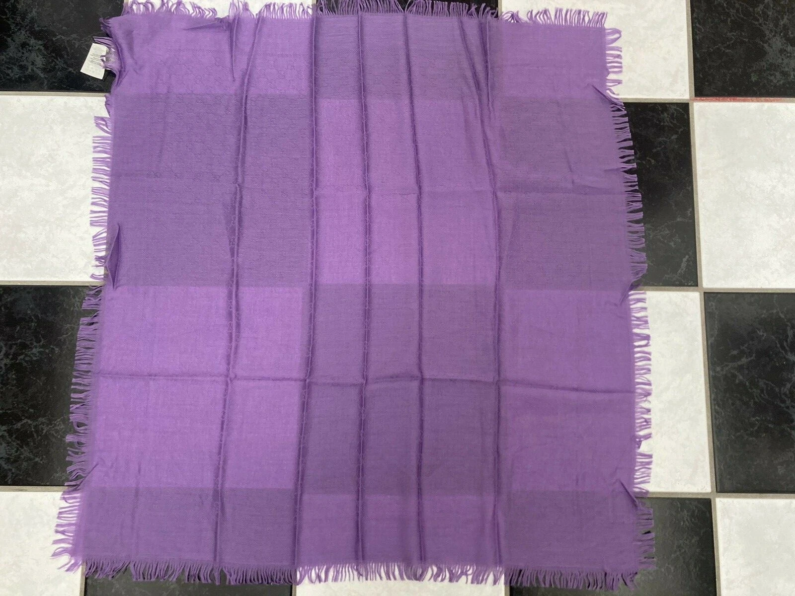 Châle neuf avec étiquette 100 % authentique Gucci enfant laine/soie franges lilas logo GG 90x90 418221 