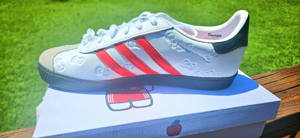Adidas Hello Kitty x Gazelle talla 7Y Foto 3 de 4