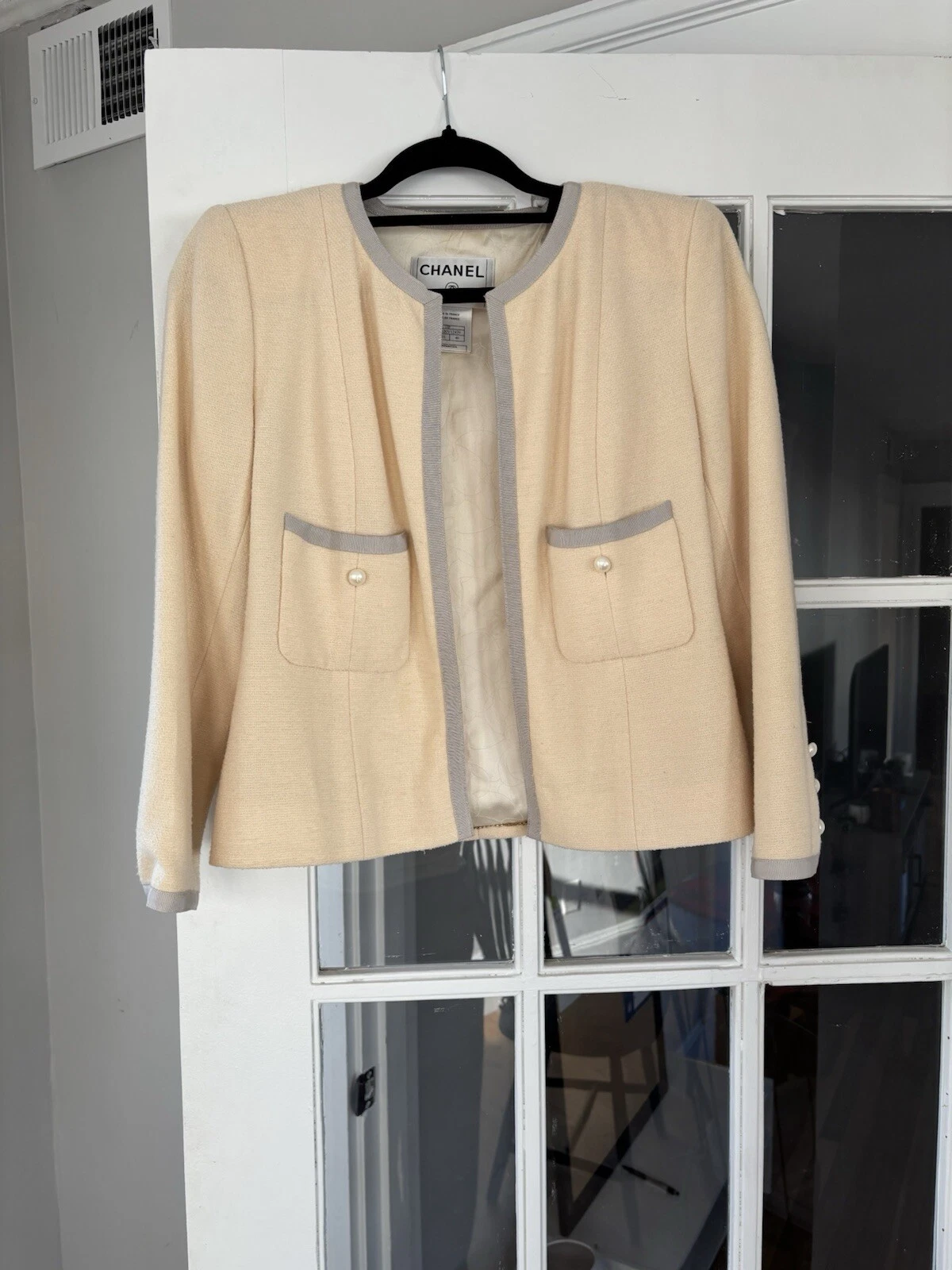 Giacca Chanel usata lana panna con fodera in seta con perle finte taglia FR 40