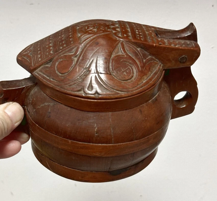 Caja de sal Continental Treen siglo XVIII tallada a mano forma de barril con tapa con bisagras Foto 3 de 4