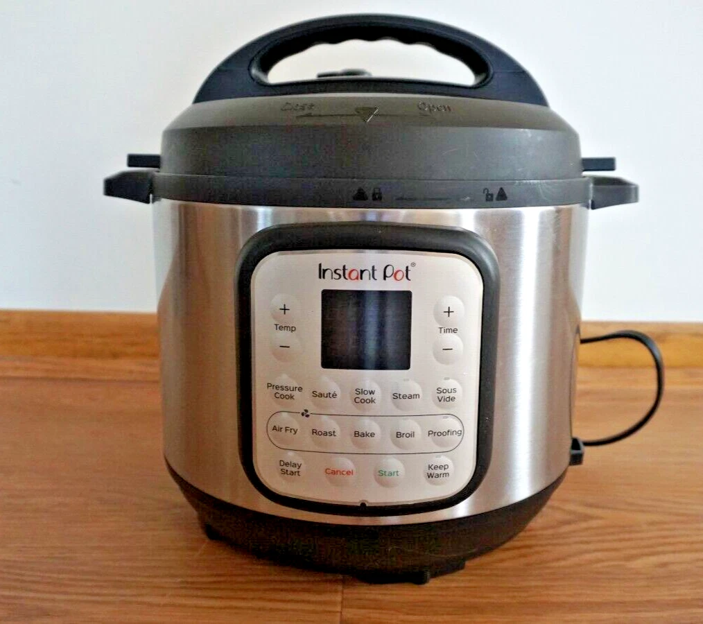 INSTANT POT Duo 6-quart Multi-Use Pressure Cooker BFCO6000