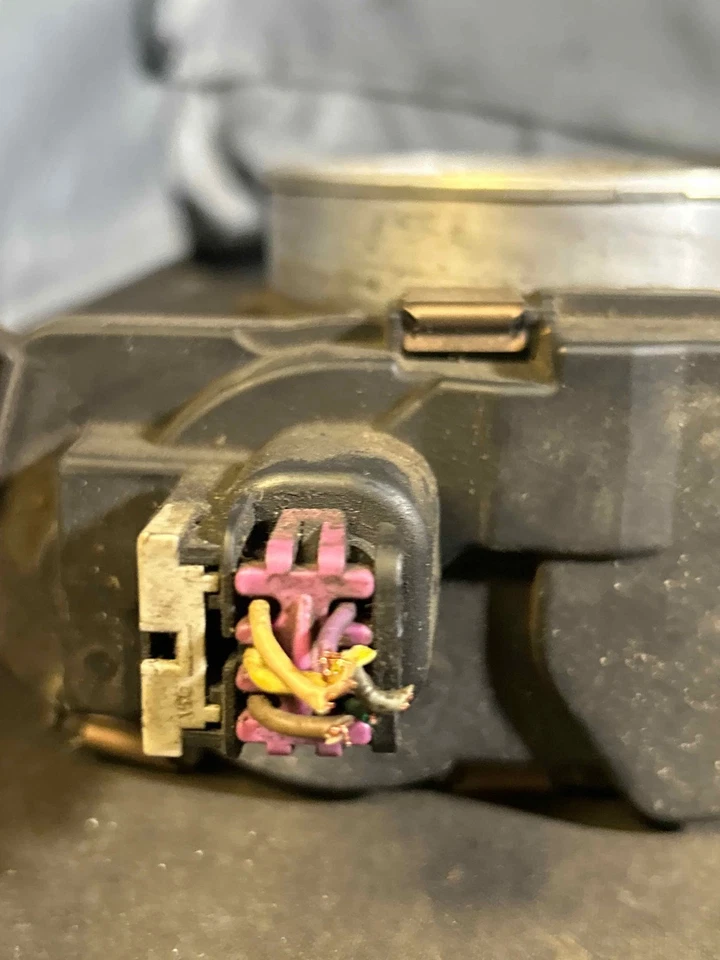 Fits 2007-2008 GMC Yukon Throttle Body OEM:12580760 - Image 3 of 4