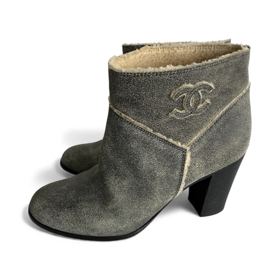 Botines Chanel Piel de Oveja Forrados Logo CC Cuero Tacón Gris EE. UU. 8 UE 38 $1870 Foto 2 de 4