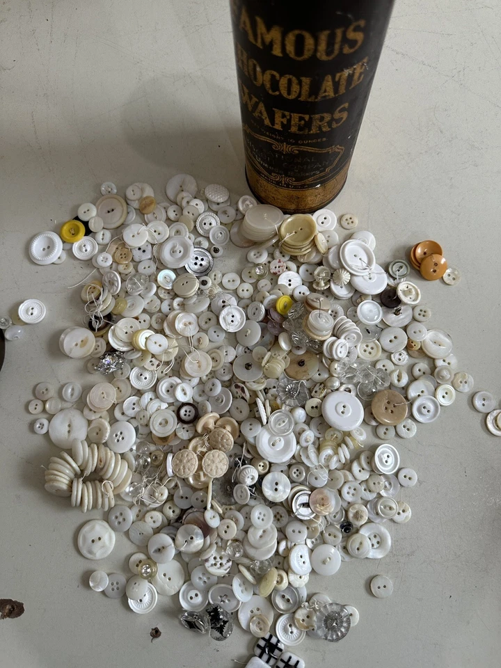 Lote de botones antiguos de 1,5 libras-madre perla-vidrio-tallado-corte-blanco-claro- Foto 3 de 4