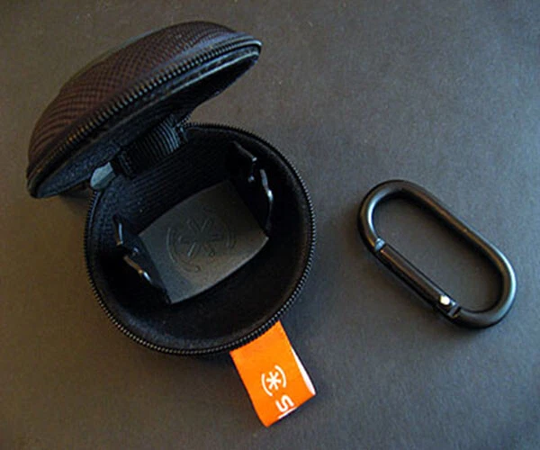 Estuche Speck Packet para Auriculares Intrauditivos Sony JBL Beats Bose Shure Airpods Negro Foto 2 de 3