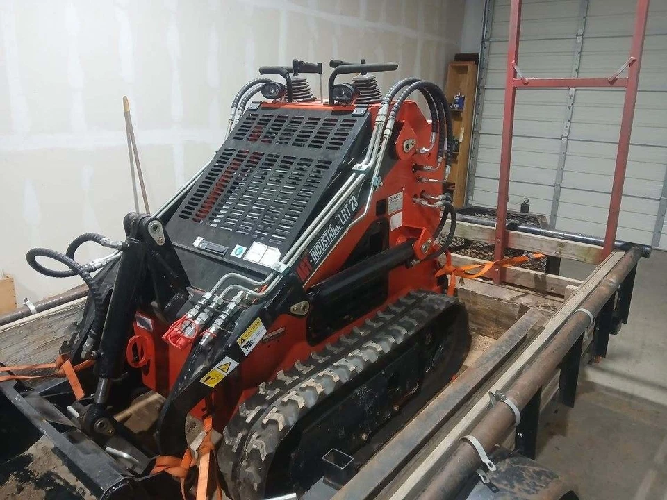 Minicargadora de orugas CFG LRT23 2023 motor RATO 4 tiempos con cubo Foto 3 de 4