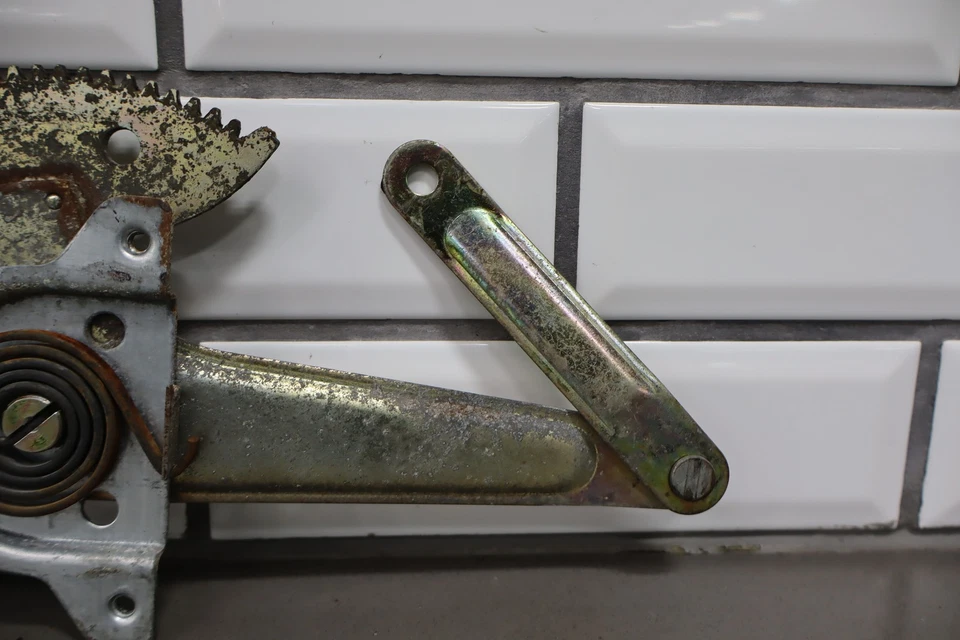 Regulador ventana trasera izquierda convertible Toyota Celica 1984-1985 Foto 2 de 4