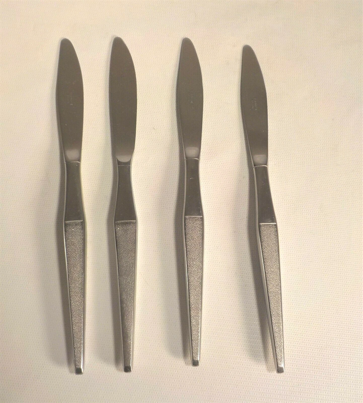 TOWLE "SHAPE" 4 Dinners Knives 9-1/8" Stainless Serrate Burnished Handle GERMANY
