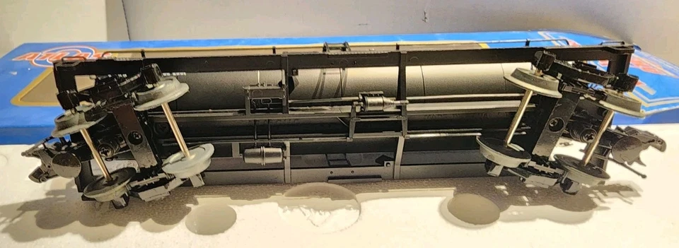Atlas O Scale 11,000 Gallon Tank Car Spencer Chemical #5354 - Image 4 of 4