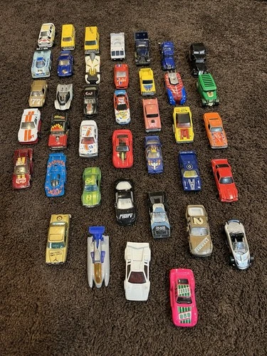 Lot of 39 Die Cast Matchbox/Hot-Wheels Cars - Vintage - 2000’s. (A)