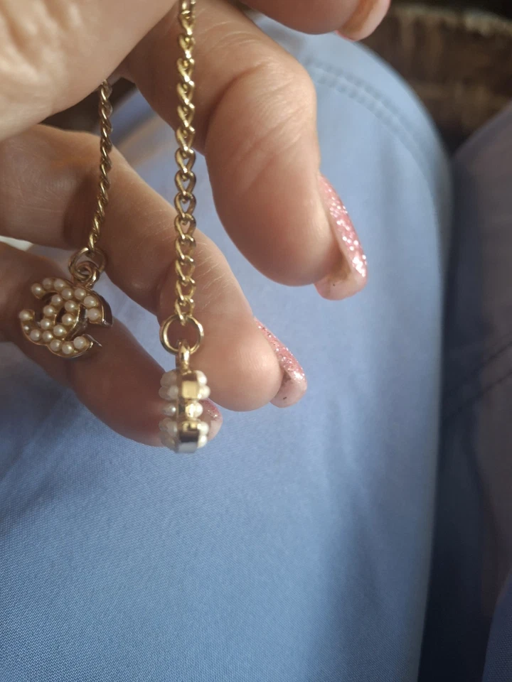 PENDIENTES COLGANTES CHANEL VINTAGE DOBLE CARA FALTA UNA PEQUEÑA PERLA  Foto 2 de 4