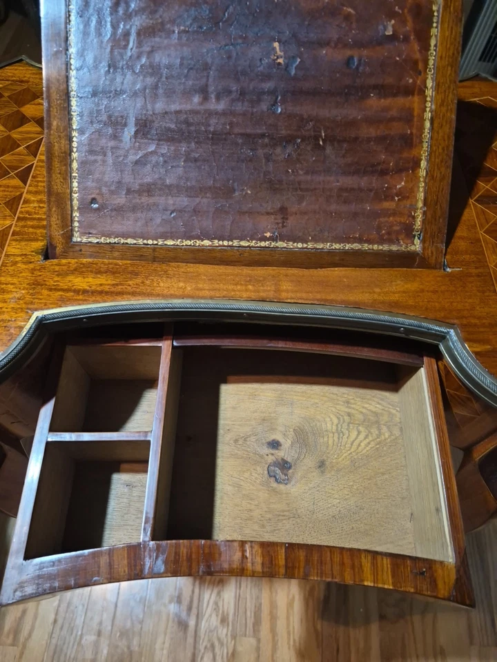 Антикварный инкрустированный овальный деревянный настольный секретарь эпохи Людовика XV с кожаной отделкой - Изображение 3 из 4