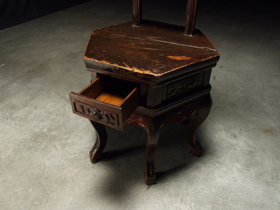 Perchero antiguo de dragón tallado con soporte de lavado del siglo XVII Foto 3 de 4