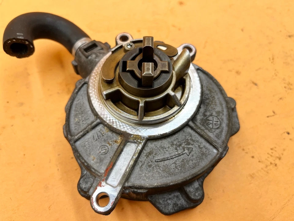 09-17 AUDI Q5 RIGHT RH PASS SIDE ENGINE BRAKE VACUUM PUMP ASSEMBLY OEM - Image 2 of 4