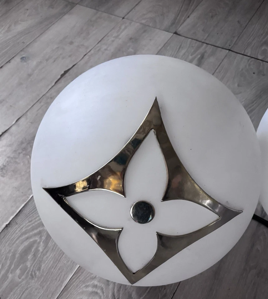 LOUIS VUITTON STORE DISPLAY WHITE AND GOLD LIGHT UP GLOBAL THEY ARE BEAUTIFUL - Image 2 of 3