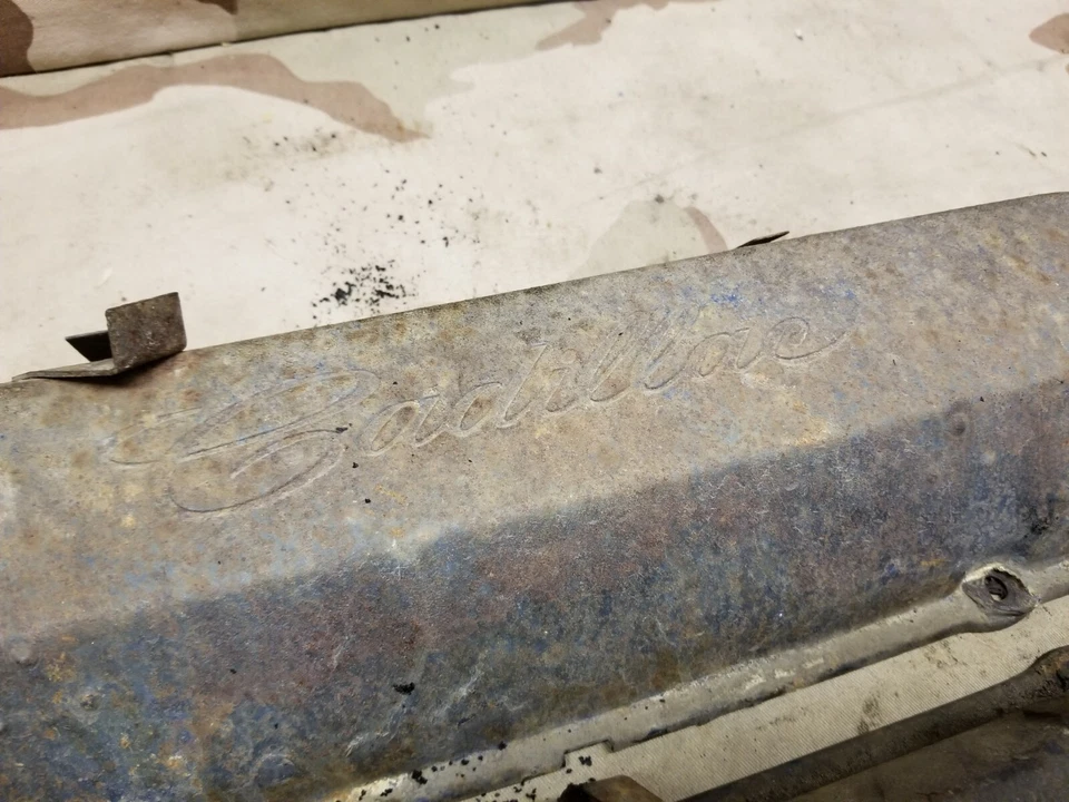 Cadillac Fleetwood Brougham 1966 cubiertas de válvula 429 CI OEM Script Caddy Foto 3 de 4