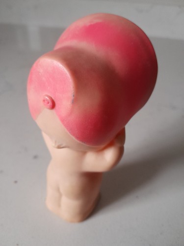 Vintage 1975 Baby Joy Kewpie Squeak Toy Rubber Baby With Bonnet 5 inch - Afbeelding 3 van 5