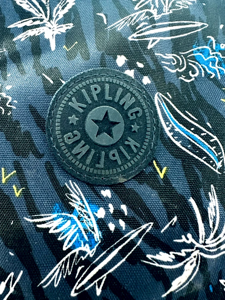 Mochila Kipling Seúl Surf Estampado Mar Laptop Regreso a la Escuela Bolso para Libros Azul Marino Foto 2 de 4